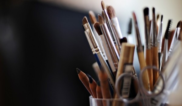 tipos-y-usos-de-brochas-maquillaje-600x350