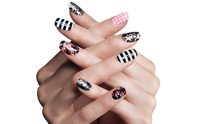 manicura-con-pegatinas-y-sin-esmalte-de-unas.jpg